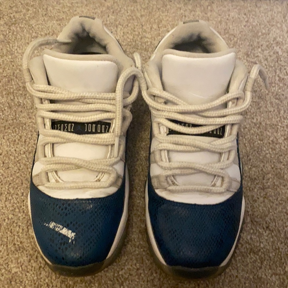 Air jordan low 11 ‘Snakeskin’ Size: 6.5 Color: Blue/Black/White